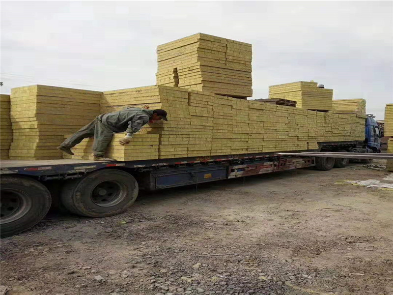 出口輕質(zhì)巖棉復(fù)合板